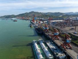 广西梧州：港口船舶有序装卸