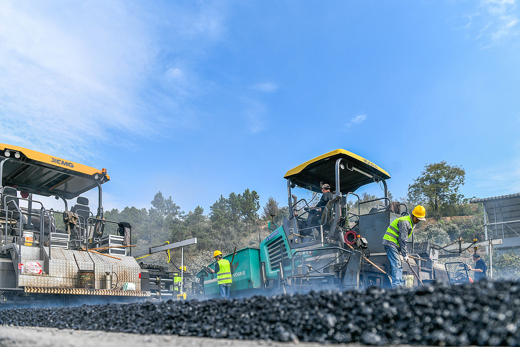 湖南永州：工人摊铺沥青