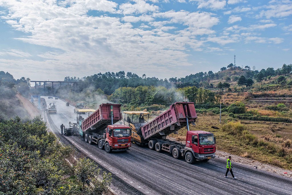 湖南永州：工人摊铺沥青