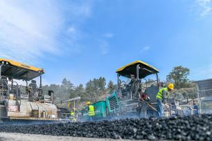 湖南永州：工人摊铺沥青