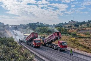 湖南永州：工人摊铺沥青