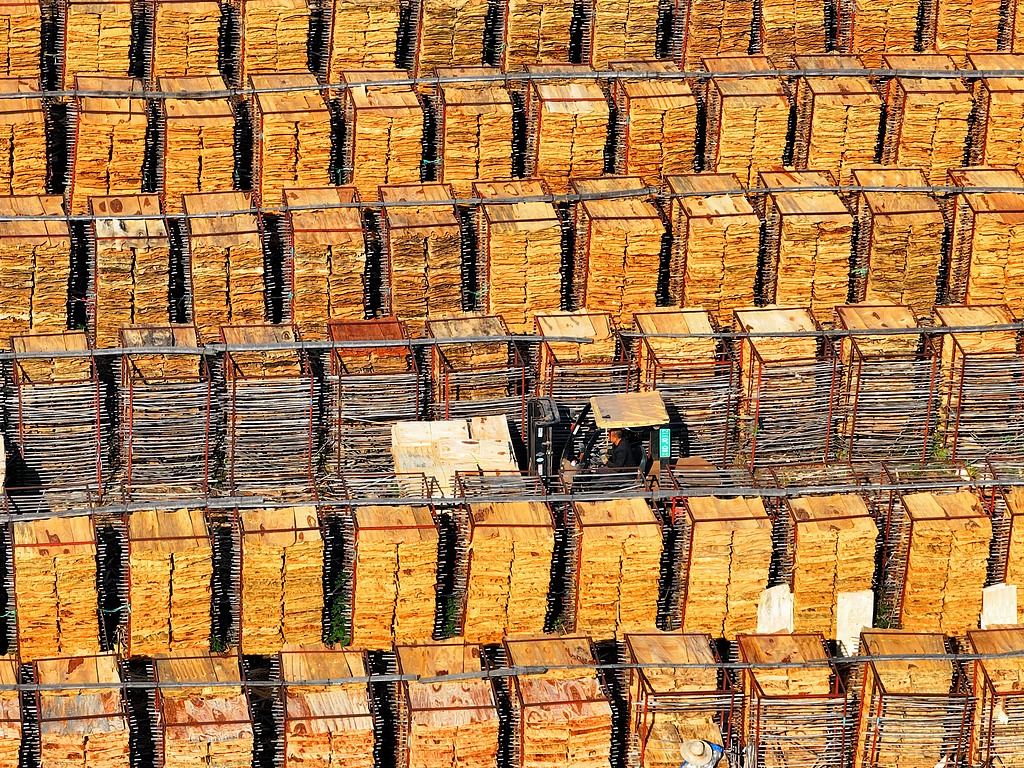 江西吉安：工作人员晾晒板材半成品