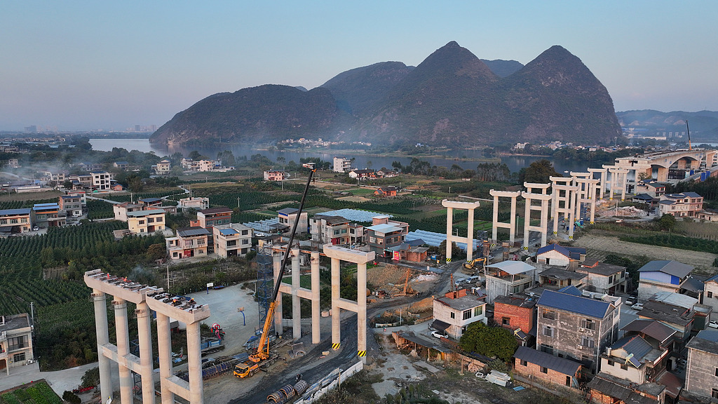 广西柳州：工人加速推进融江特大桥建设