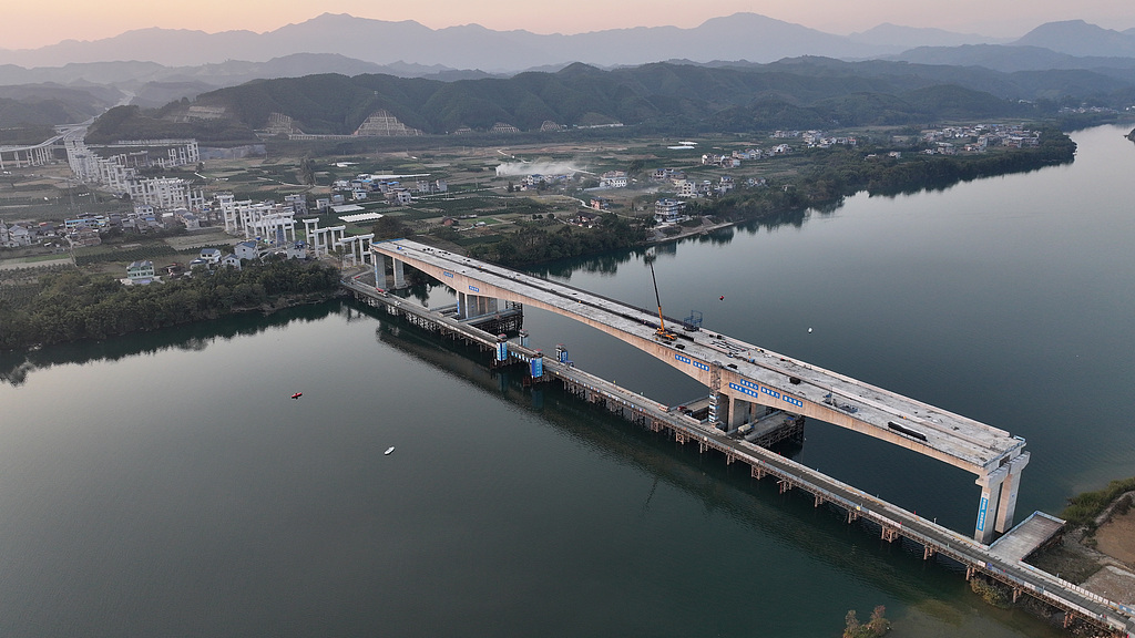 广西柳州：工人加速推进融江特大桥建设