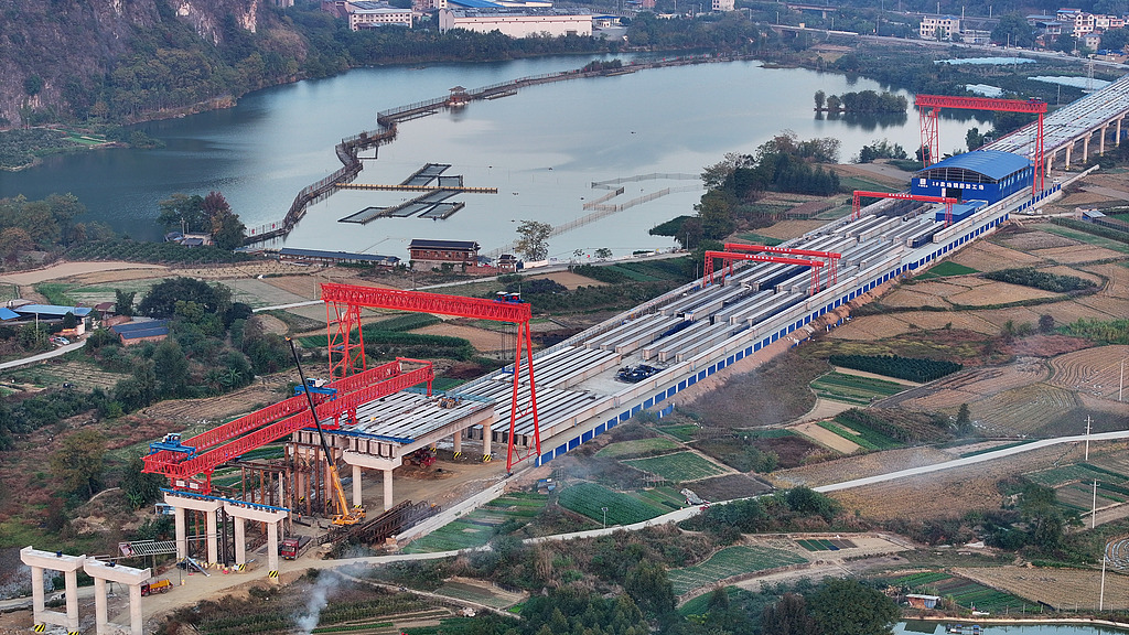 广西柳州：工人加速推进融江特大桥建设
