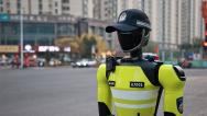 浙江杭州：AI交通管理机器人亮相街头