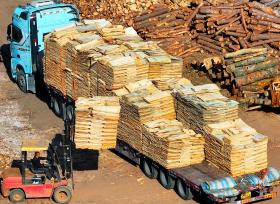 江西吉安：工作人员晾晒板材半成品