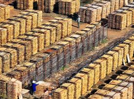 江西吉安：工作人员晾晒板材半成品