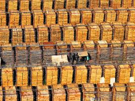 江西吉安：工作人员晾晒板材半成品