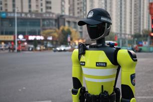 浙江杭州：AI交通管理机器人亮相街头