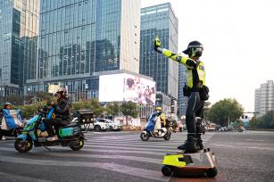 浙江杭州：AI交通管理机器人亮相街头