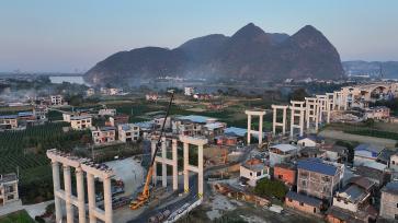 广西柳州：工人加速推进融江特大桥建设