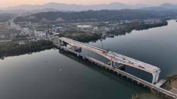 广西柳州：工人加速推进融江特大桥建设