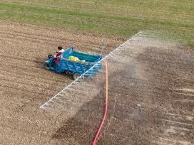 安徽亳州：农民对小麦进行补水补墒