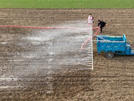 安徽亳州：农民对小麦进行补水补墒