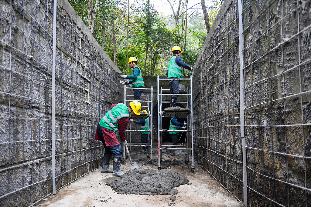 四川阆中：工人在石滩水库整治灌渠