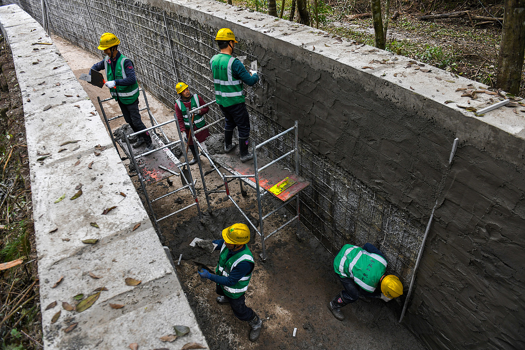 四川阆中：工人在石滩水库整治灌渠