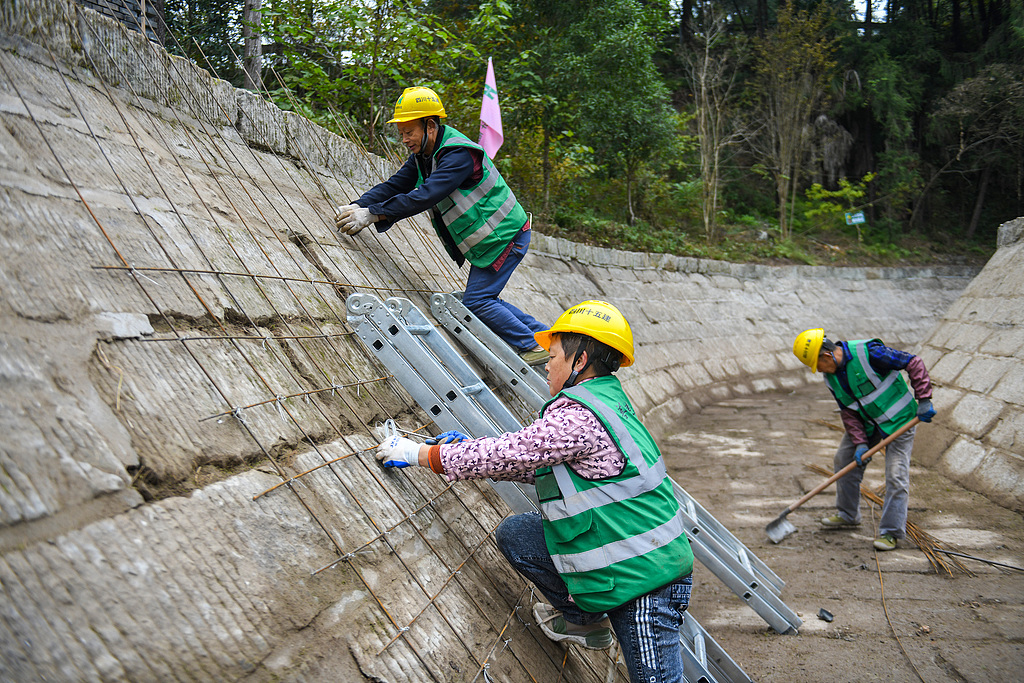 四川阆中：工人在石滩水库整治灌渠