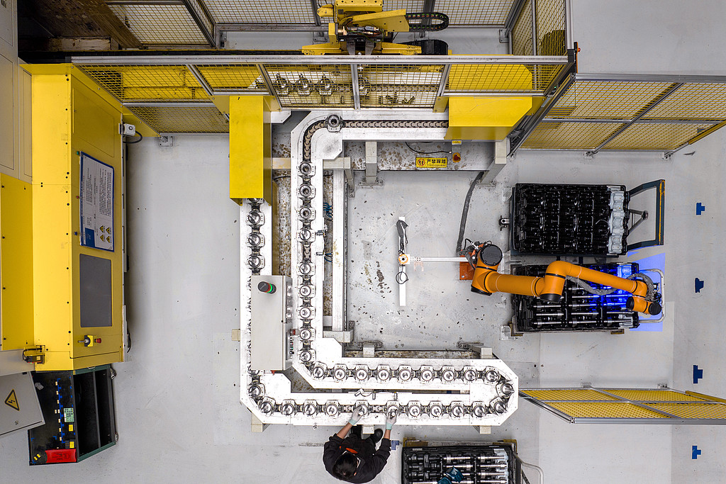 浙江长兴：自动化流水线高速运转