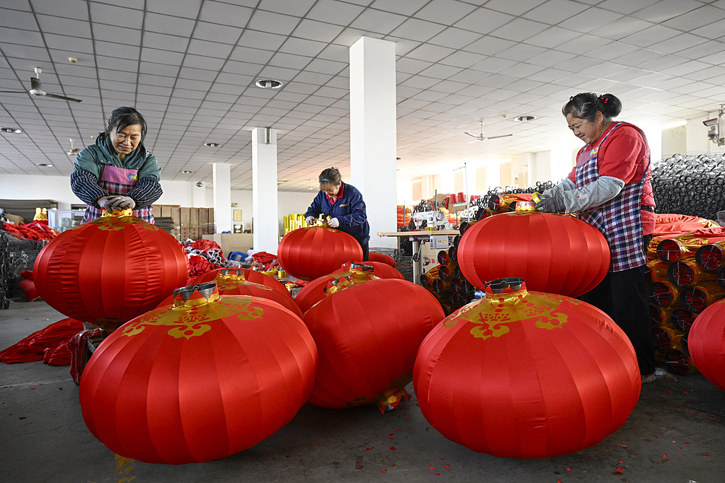 安徽合肥：工人赶制红灯笼