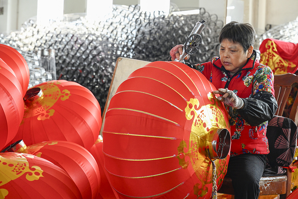 安徽合肥：工人赶制红灯笼
