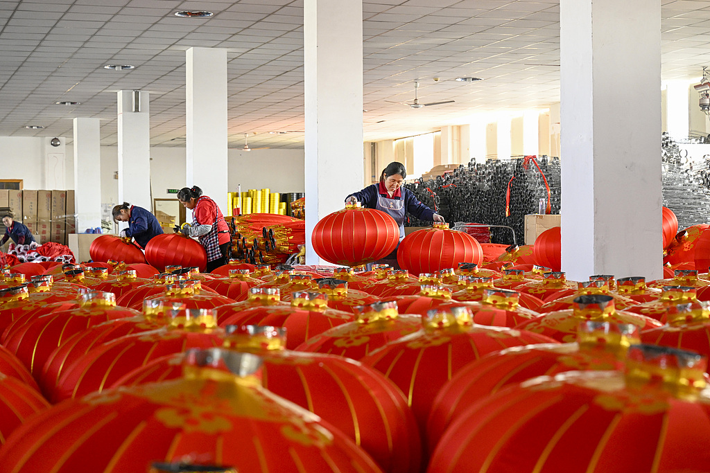安徽合肥：工人赶制红灯笼