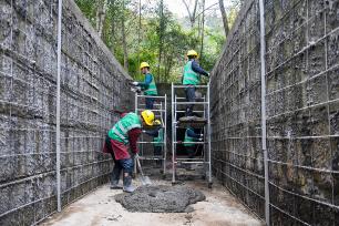 四川阆中：工人在石滩水库整治灌渠