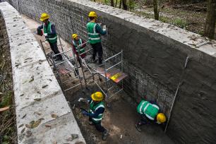 四川阆中：工人在石滩水库整治灌渠