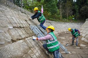 四川阆中：工人在石滩水库整治灌渠