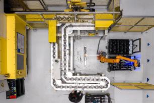 浙江长兴：自动化流水线高速运转