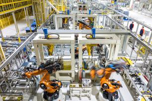 浙江长兴：自动化流水线高速运转