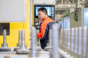 浙江长兴：自动化流水线高速运转