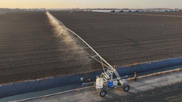 山东东营：农民驾驶喷灌机浇灌冬小麦