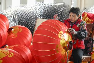 安徽合肥：工人赶制红灯笼