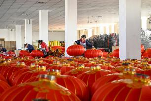 安徽合肥：工人赶制红灯笼