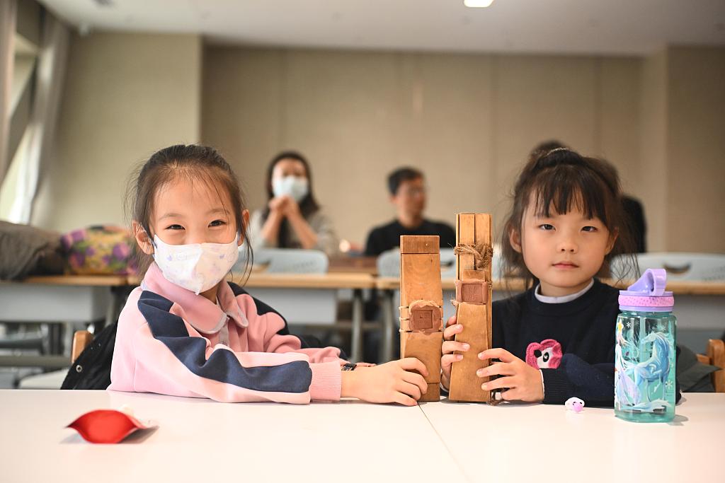 甘肃兰州：孩童体验“解锁”东西方古代保密技艺