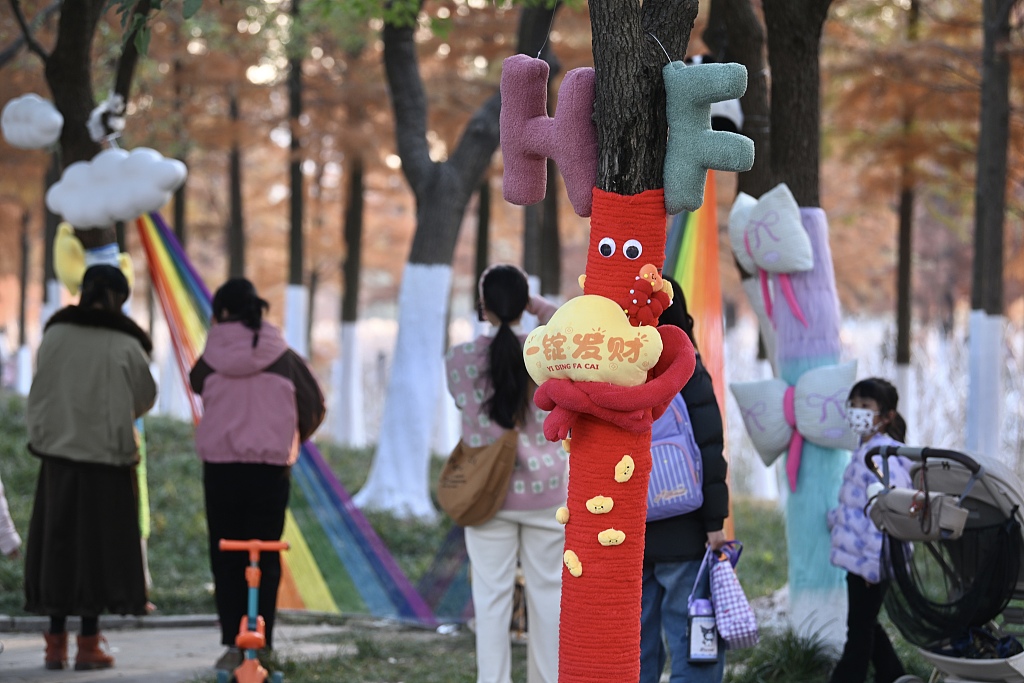 安徽合肥：树木“穿上”卡通毛衣