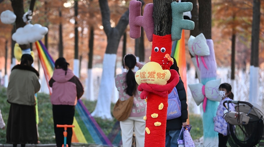 安徽合肥：树木“穿上”卡通毛衣