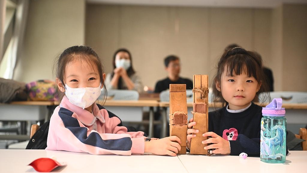 甘肃兰州：孩童体验“解锁”东西方古代保密技艺