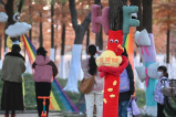 安徽合肥：树木“穿上”卡通毛衣