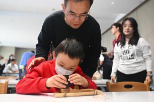 甘肃兰州：孩童体验“解锁”东西方古代保密技艺