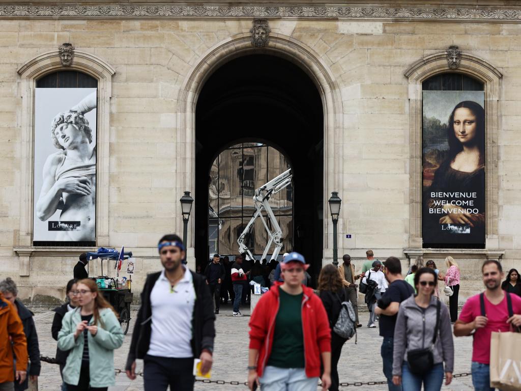 法媒：卢浮宫发生漏水事故致数百册书籍受损