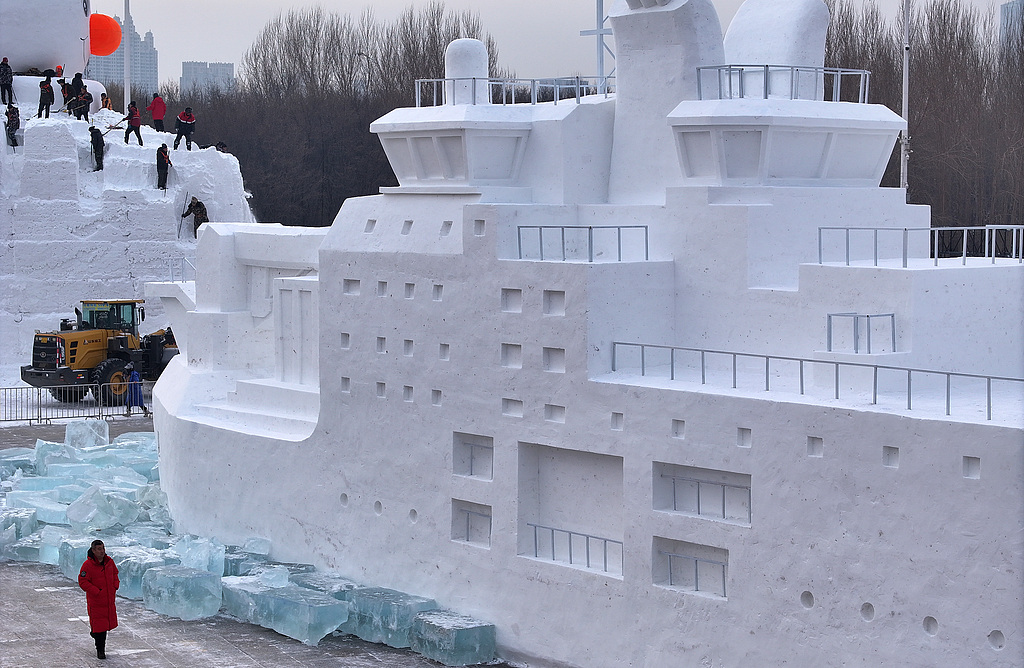 哈尔滨：雪雕巨舰“雪龙2号”亮相太阳岛