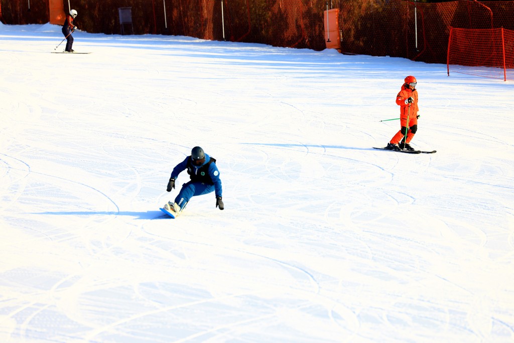 北京：滑雪爱好者雪场享受冬日乐趣