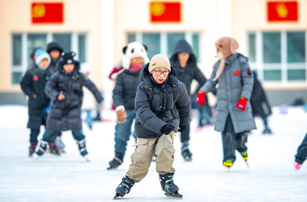 内蒙古呼伦贝尔：小学生参加冰雪运动