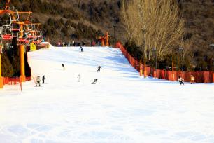 北京：滑雪爱好者雪场享受冬日乐趣