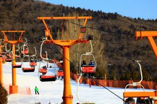 北京：滑雪爱好者雪场享受冬日乐趣