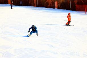 北京：滑雪爱好者雪场享受冬日乐趣