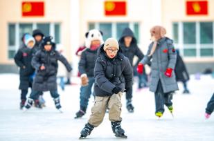内蒙古呼伦贝尔：小学生参加冰雪运动