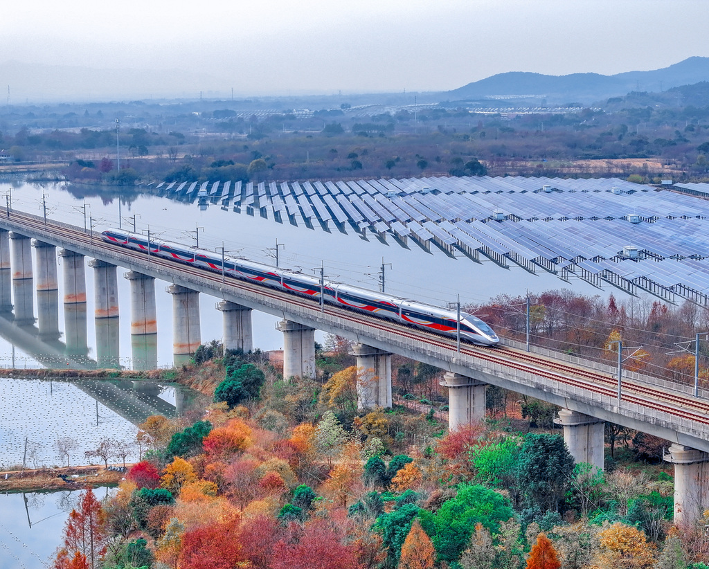 浙江湖州：光伏电站与高铁相映成景